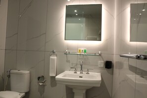 Een douche, gratis toiletartikelen, pantoffels, zeep