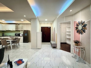 Deluxe Apartment, City View | Private kitchen
