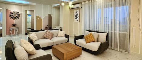 Deluxe Apartment, City View | Living area