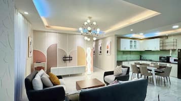 Căn hộ Deluxe, quang cảnh thành phố | Khu phòng khách | TV màn hình phẳng