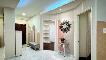 Căn hộ Deluxe, quang cảnh thành phố | Bàn, khu vực làm việc phù hợp cho laptop