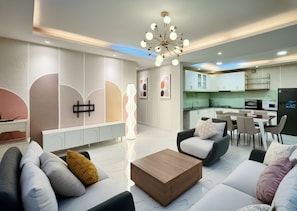 Deluxe Apartment, City View | Living area