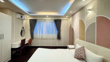 Căn hộ Deluxe, quang cảnh thành phố | Bàn, khu vực làm việc phù hợp cho laptop