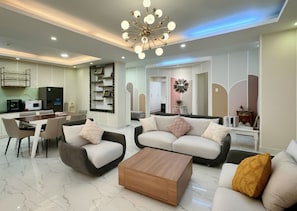 Deluxe Apartment, City View | Living area
