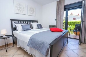 1 quarto, cofres nos quartos, ferros/tábuas de passar roupa