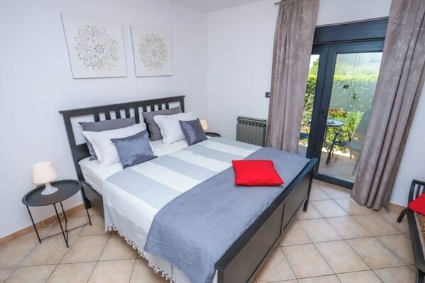 1 quarto, cofres nos quartos, ferros/tábuas de passar roupa