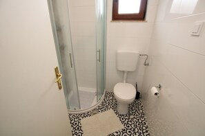 Dusche, Haartrockner, Handtücher, Toilettenpapier