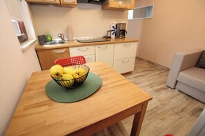 Refrigerador, parrilla de estufa, cafetera y tetera y tetera eléctrica 