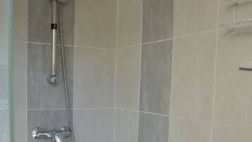Douche, sèche-cheveux, serviettes fournies, papier toilette