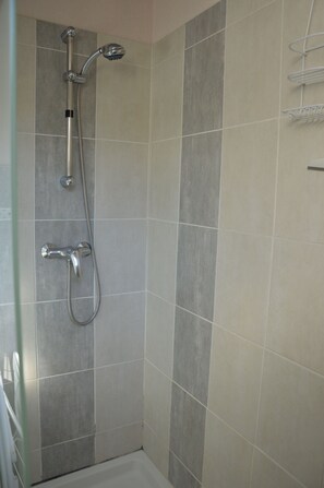 Dusche, Haartrockner, Handtücher, Toilettenpapier