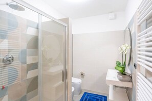 Dusj, hårføner, bidé og håndklær