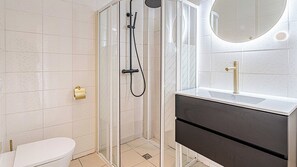 Shower, towels, shampoo, toilet paper