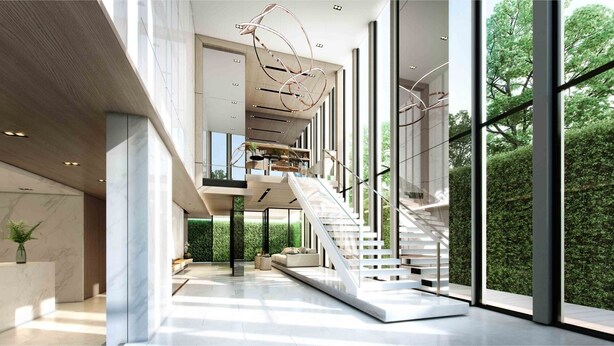 Un interno spazioso con una scala centrale, ampie finestre e un design minimalista.