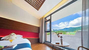 Family Room with Private Bathroom | 1 bedroom, individually decorated, laptop workspace, blackout drapes