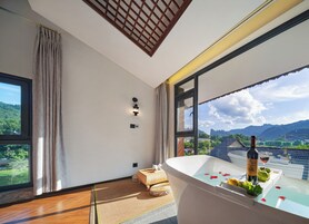 Quarto casal superluxo, 1 cama Queen, vista para a colina, ao lado da piscina | Individualmente decorados, espaço de trabalho para notebook