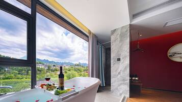 Luxury Suite, Bathtub, Mountain View | Individually decorated, laptop workspace, blackout curtains