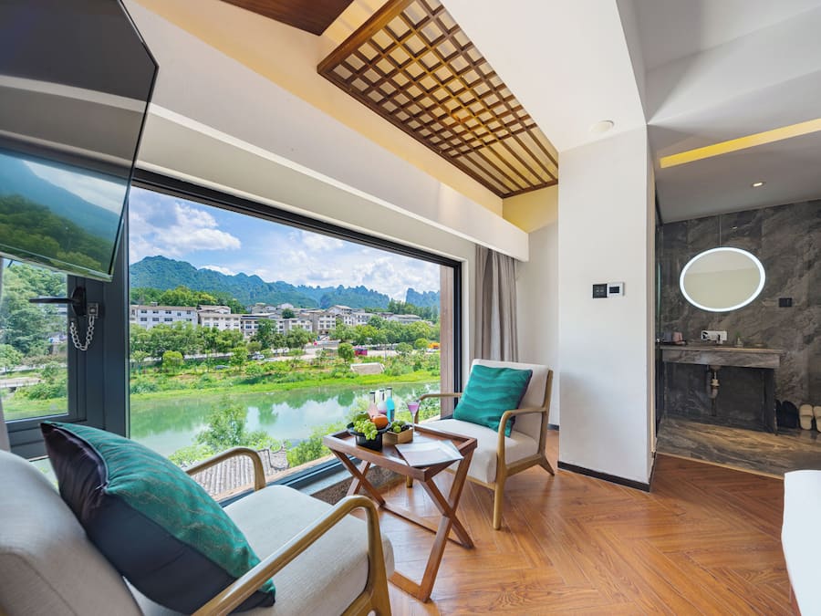 Superior-rum - 1 kingsize-säng - utsikt mot bergen | Individuell inredning, arbetsyta för laptop och mörkläggningsgardiner