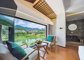 King Room with Mountain View | Individually decorated, laptop workspace, blackout drapes, soundproofing