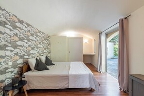 5 slaapkamers, een strijkplank/strijkijzer, wifi