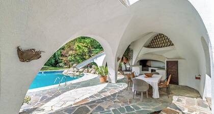 Luxurious and quiet 5-bedroom villa in enchanting Grasse with WiFi, AC, Pool,