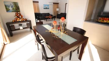 Villa, 2 Bedrooms, Private Pool, Garden View | Dining room