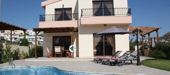 Seaside 2-bedroom Villa With Private Pool, Garden & Wifi Your Perfect Escape!