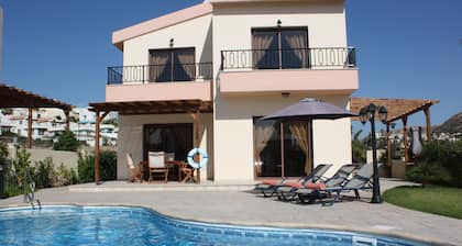 Seaside 2-bedroom Villa With Private Pool, Garden & Wifi Your Perfect Escape!