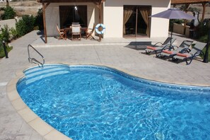 Villa, 2 habitaciones, piscina privada, vistas al jardín | Piscina | Una piscina al aire libre