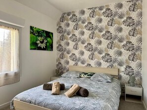 3 bedrooms, desk, iron/ironing board, travel crib
