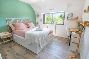 3 bedrooms, desk, iron/ironing board, free WiFi