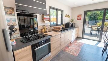 Een koelkast, een microgolfoven, een oven, een kookplaat