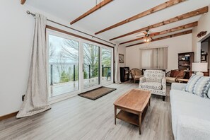 Smart TV, chimenea, videojuegos