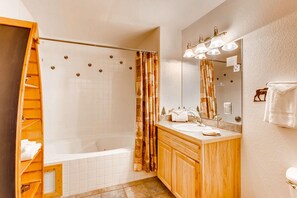 Condo, 1 giường cỡ king và sofa giường (Apartment) | Phòng tắm