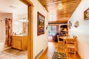 Condo, 1 cama King e sofá-cama (Apartment) | Parte interna