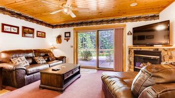 Condo, 1 King Bed with Sofa bed (Apartment) | Living area