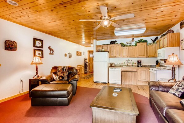 Appart'hôtel, 1 très grand lit et 1 canapé-lit (Apartment) | Coin séjour