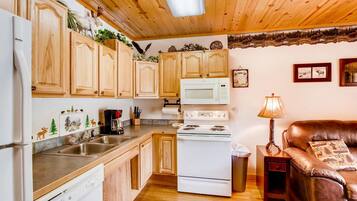 Condo, 1 King Bed with Sofa bed (Apartment) | Private kitchen