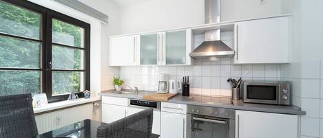 Frigorífico, microondas, horno y placa de cocina