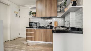 Apartment, 3 Bedrooms, City View | Private kitchen | Full-size fridge, microwave, stovetop, cookware/dishes/utensils