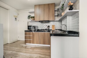 Apartment, 3 Bedrooms, City View | Private kitchen | Full-size fridge, microwave, stovetop, cookware/dishes/utensils