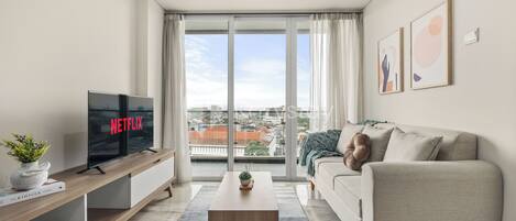 Leilighet, 3 soverom, byutsikt | Oppholdsområde | En 43-tommers smart-TV med kabel-kanaler samt Netflix