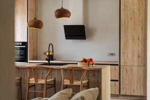 Kylskåp, ugn, spishäll och diskmaskin