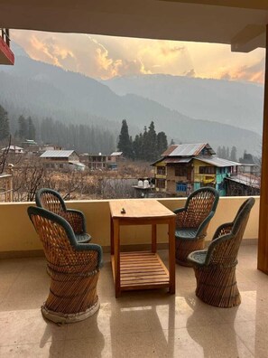 Terrace/patio - New Brahma Guesthouse (Sosan)