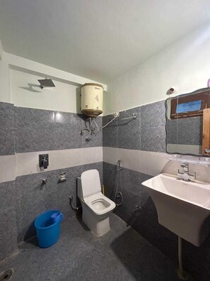 Free WiFi, bed sheets - New Brahma Guesthouse (Sosan)