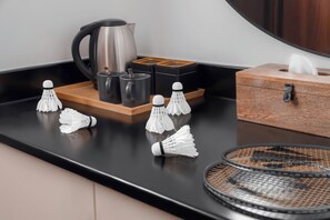 Habitación triple Deluxe, vista a la ciudad | Escritorio y espacio para trabajar con laptop