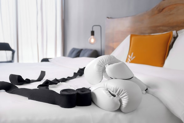 Habitación triple Deluxe, vista a la ciudad | Escritorio y espacio para trabajar con laptop