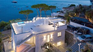 Une villa moderne dotée d’une piscine sur le toit, d’une salle de sport en plein air et offrant une vue sur la mer.