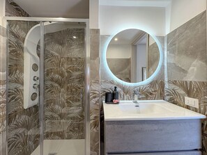 Dusche, Haartrockner, Bidet, Handtücher