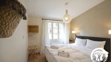 4 habitaciones, tabla de planchar con plancha y cuna de viaje