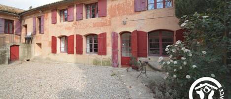 المنشأة من الخارج